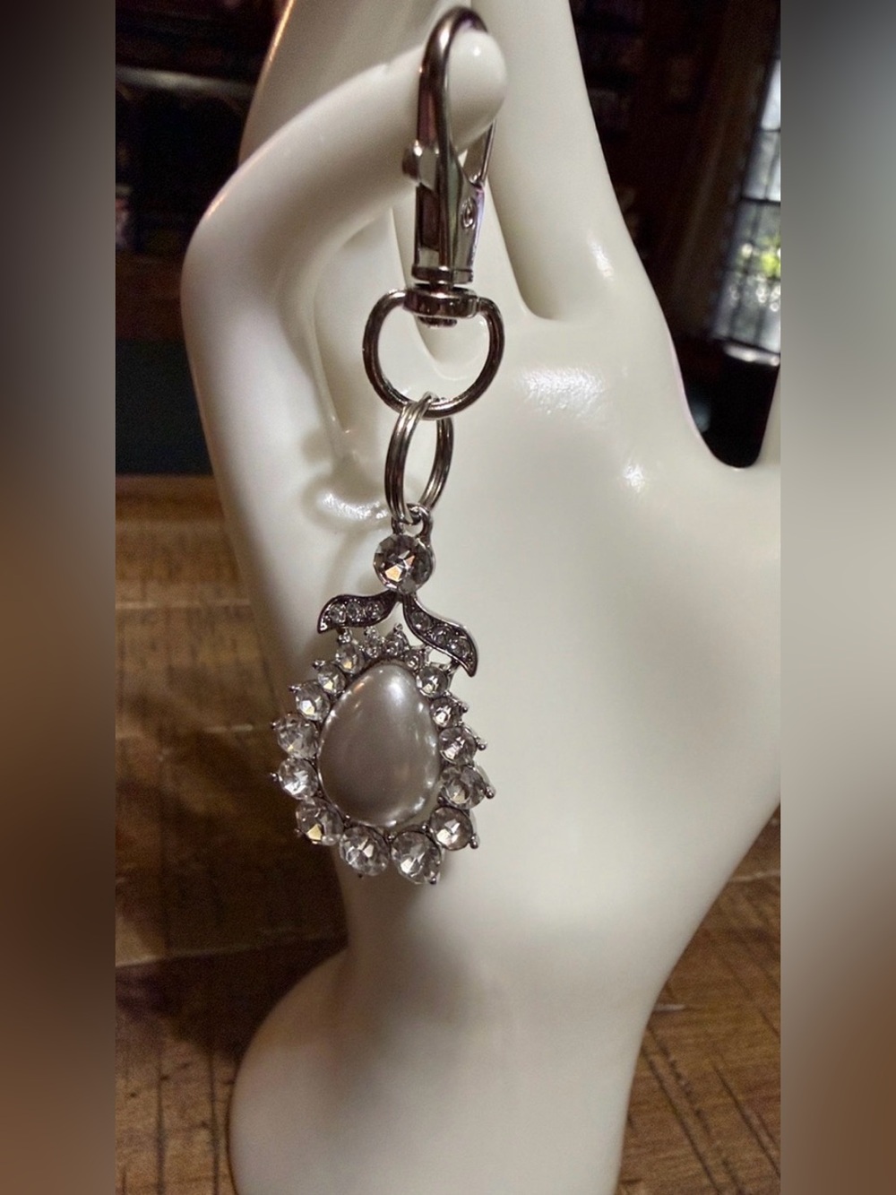 Pearl Teardrop Rhinestone Dangle keychain - Silver Tone - Picture 1 of 3